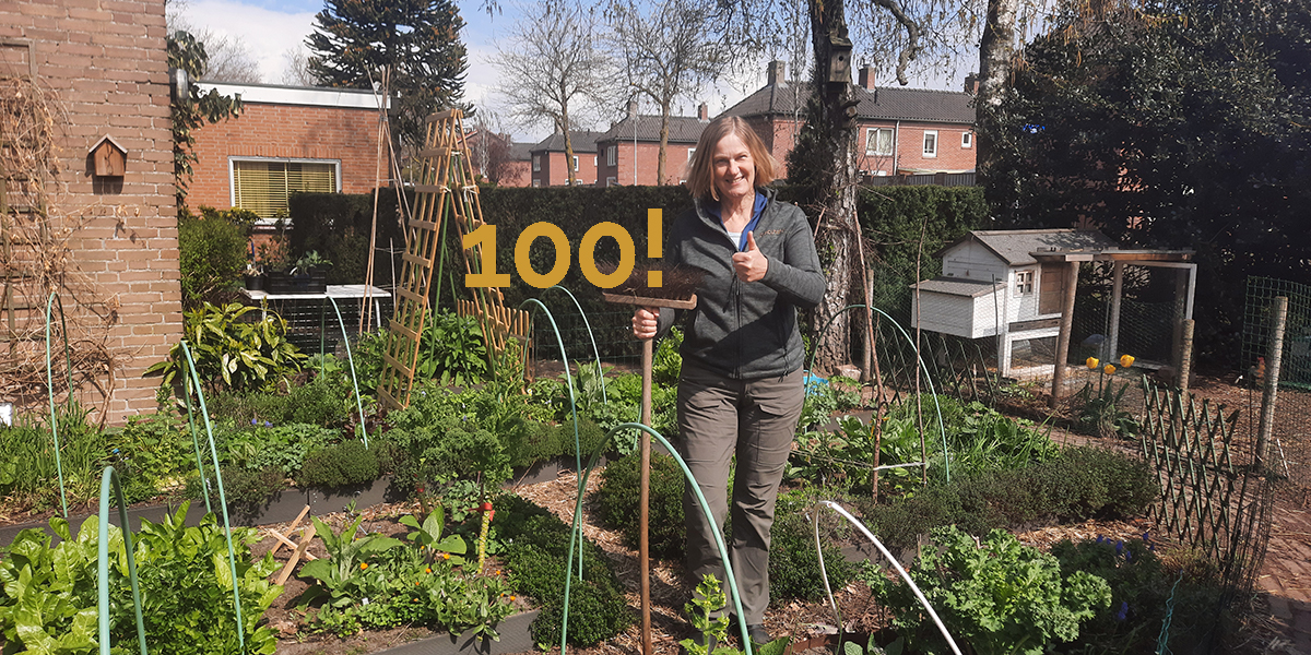 Podcaster Ivonne Smit viert 100ste aflevering in haar tuin
