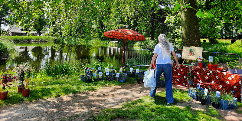 Kasteel Hernen tuinmarkt stand bij gracht