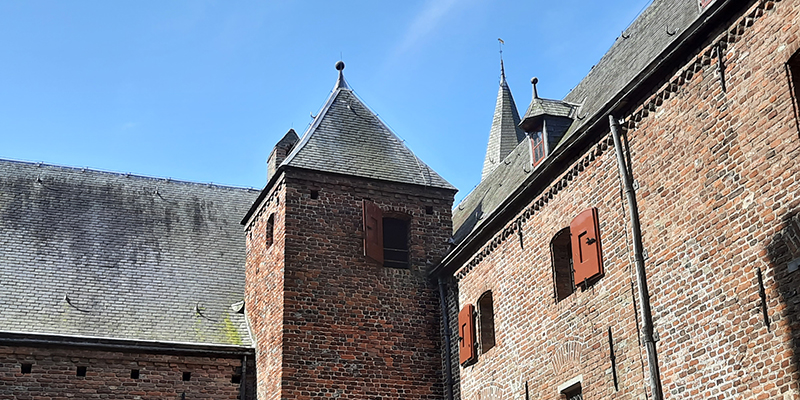 Kasteel Hernen detail van gevel