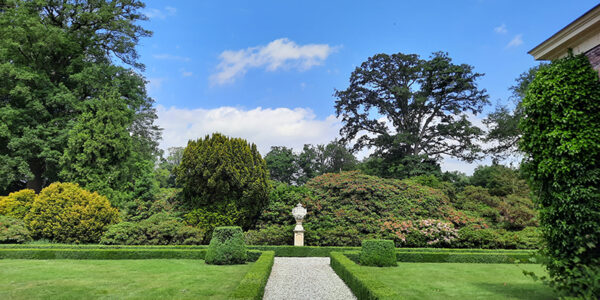 Pad en tuinvaas in oranjerietuin Kasteel Twickel
