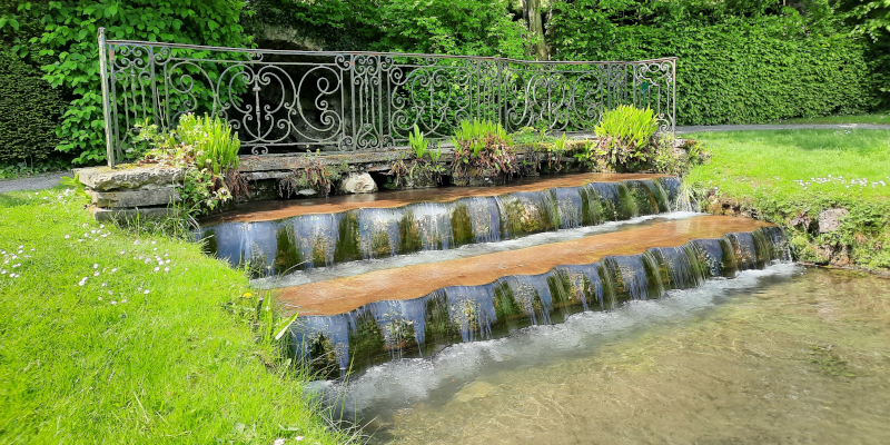 Jardins d'eau d'Annevoie de waterplassen, een kleine waterval