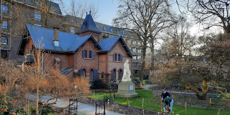 Standbeeld van Peeter van Couwenberghe voor de voormalige  tuinmanswoning in Den Botaniek in Antwerpen.
