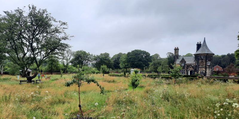 RHS Garden Bridgewater: boomgaard en tuinmanswoning in juli 2023