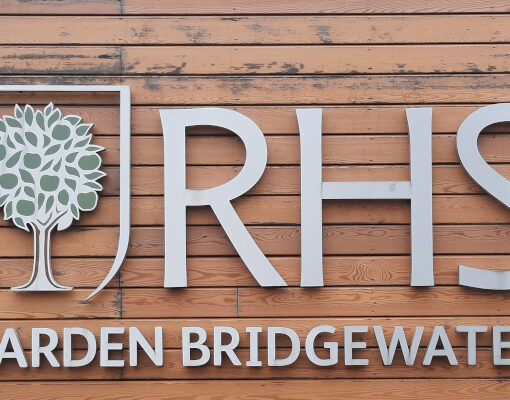 RHS Garden Bridgewater naam op gevel