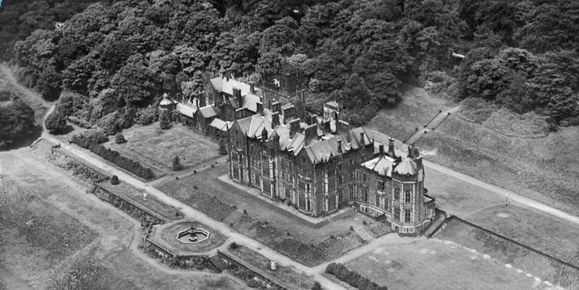 Worsley New Hall in 1927, gezien vanuit de lucht.