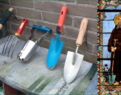 De Heilige Fiacrius tegen de achtergrond van enkele kleine tuingereedschappen